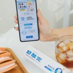 Mei Ho Instagram - 只要沒食物我的心情就會跟著血糖低落，變成「乾枯稻草人」，大吃火鍋配冰塊加滿的飲料、再用冰淇淋做結尾最療癒了！發現我的牙齒因為冰、熱、酸、甜而刺痛敏感，想著忍一忍就過了，但吃美食的心情卻總會被打斷，無法大口享受！最近透過舒酸定的吃貨潛力值線上測驗才發現，原來我這個問題就是敏感性牙齒，它不會因為忍一忍就好，還有可能越來越嚴重，不但會影響生活飲食，也讓我開始覺得擔心不能大口享用美食。 還不知道自己能不能當吃貨或有沒有口腔問題的朋友，可以使用@sensodynetw 舒酸定口腔健康線上測驗，測測看你的吃貨潛力值！檢測非常簡單！只要左滑(No)、右滑(Yes)回答問題，就能測出自己的吃貨潛力值和可能有的口腔問題。發現自己潛力值不高？不擔心！測驗會推薦給你適合的牙膏，使用No.1 牙醫推薦**舒酸定，幫你處理擾人的牙敏感問題，讓你放心當吃貨。 【舒酸定專業修復抗敏牙膏】 獨特的配方能深入牙齒脆弱敏感的部位，幫助舒緩敏感性牙齒＋3倍高效修復*** 再搭配軟軟的【專業修復抗敏牙刷】一起使用，能雙重處理敏感性牙齒問題^　清涼薄荷的溫和涼感，讓口腔隨時保持清新香氣。 有了舒酸定抗敏神隊友，從日常的刷牙開始做好抗敏保護，一起成為吃貨，展開Happy mouth！Happy life！現在終於可以好好大口吃冰享受美食，不用小心翼翼擔心敏感性牙齒的不適感了！ #舒酸定 #吃貨力檢測 #舒酸定專業修復抗敏牙膏 #HappymouthHappylife *每天刷牙兩次並配合正確刷牙習慣 **根據2023年6月~2023年7月Ipsos市場調查報告(抗敏牙膏品類) ***依據體外試驗測試評估封填牙本質小管程度，與含氟化亞錫之舒酸定牙膏相比，須配合正確刷牙習慣，每天使用兩次 ^係指同時使用舒酸定抗敏牙刷及抗敏牙膏，幫助舒緩敏感性牙齒，須配合正確刷牙習慣，每天使用兩次