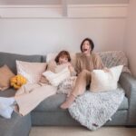 Mei Ho Instagram - Sleep over pillow fights with @_laura_y_c Airbnb @aretreatonflowinglake Photographer @joeychi.dng 剛認識的時候 發現我們有同一套愛迪達套裝 這次在美國旅行再買一套姊妹裝 在這什麼都要加稅 刷完卡後我們偷偷用中文說：「手工毛衣好貴噢..」 ：「對啊..我們怎麼那麼衝動」 Cody聽得懂中文「好貴」一直笑我們買了又抱怨 哈哈哈哈哈哈哈算了啦當買一個回憶嘛˶>ᗜ​<˵