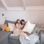 Mei Ho Instagram - Sleep over pillow fights with @_laura_y_c Airbnb @aretreatonflowinglake Photographer @joeychi.dng 剛認識的時候 發現我們有同一套愛迪達套裝 這次在美國旅行再買一套姊妹裝 在這什麼都要加稅 刷完卡後我們偷偷用中文說：「手工毛衣好貴噢..」 ：「對啊..我們怎麼那麼衝動」 Cody聽得懂中文「好貴」一直笑我們買了又抱怨 哈哈哈哈哈哈哈算了啦當買一個回憶嘛˶>ᗜ​<˵