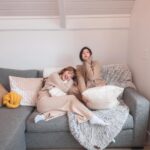 Mei Ho Instagram - Sleep over pillow fights with @_laura_y_c Airbnb @aretreatonflowinglake Photographer @joeychi.dng 剛認識的時候 發現我們有同一套愛迪達套裝 這次在美國旅行再買一套姊妹裝 在這什麼都要加稅 刷完卡後我們偷偷用中文說：「手工毛衣好貴噢..」 ：「對啊..我們怎麼那麼衝動」 Cody聽得懂中文「好貴」一直笑我們買了又抱怨 哈哈哈哈哈哈哈算了啦當買一個回憶嘛˶>ᗜ​<˵