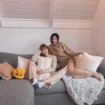 Mei Ho Instagram - Sleep over pillow fights with @_laura_y_c Airbnb @aretreatonflowinglake Photographer @joeychi.dng 剛認識的時候 發現我們有同一套愛迪達套裝 這次在美國旅行再買一套姊妹裝 在這什麼都要加稅 刷完卡後我們偷偷用中文說：「手工毛衣好貴噢..」 ：「對啊..我們怎麼那麼衝動」 Cody聽得懂中文「好貴」一直笑我們買了又抱怨 哈哈哈哈哈哈哈算了啦當買一個回憶嘛˶>ᗜ​<˵