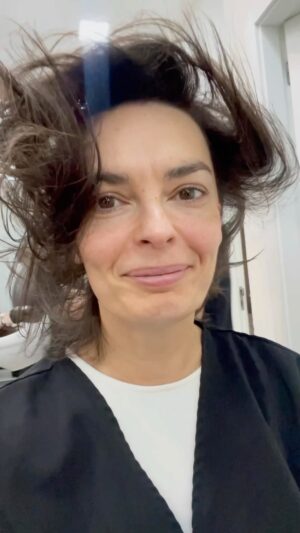 Melânia Gomes Instagram - Podem confiar, estão em boas mãos, eu é que tenho um estilo muito próprio 😅

Agora a sério a minha @rosawiller é a maior e hoje faz anos, parabéns!!! 🥳🤩👏✨

Obrigada por me aturares há tantos anos...

#cabelos #designeformacabeleireiro #produtosbiologicos #produtosvegans