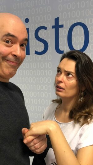 Melânia Gomes Instagram - O meu verdadeiro casamento foi “isto” sim... 😅

Eu sei, “gente tonta é pior que ladrões”, mas é o que temos... 🤷‍♀️

Parabéns @mdredondo 15 anos “nisto” (5 de casados)! ✨🤍👏

#16abril #diamundialdavoz #diadomeucasamento #melaniagomes #casamento