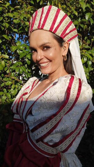 Melânia Gomes Instagram - Sempre me disseram que tinha cara de época... De várias épocas até 😅
Talvez tenha sim. Concordam? 

#melaniagomes #melwork 
Obrigada @viagemmedieval pelos lindos fatos!

@_producoes_clandestinas @sicoficial @hitmanagement 
Makeup e registo @anitoledomua 
Hair @evolution.hairstudio