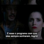 Mel Lisboa Instagram - Foram os Sussurros Que Me Mataram está em exibição no cinemas. Adquira seu ingresso! Sinopse / Ingrid Savoy, uma celebridade prestes a entrar em um reality show, passa seus dias confinada em um quarto de hotel. Entre visões premonitórias, um ataque de paparazzi e atentados anarquistas que rebentam pela cidade, a artista vive a constante iminência de um escândalo. #PraTodosVerem A atriz Mel Lisboa e o ator Patrick Sampaio estão em pé em um ambiente interno e escuro. Ela está mais à frente, usa um vestido verde escuro e tem os cabelos presos para trás. Ele está mais ao fundo, usa uma jaqueta marrom e tem uma máquina fotográfica pendurada no ombro direito. Ele se aproxima dela enquanto os dois conversam. #ForamOsSussurrosQueMeMataram #TodosFazemParteDoJogo #cinemanacional #cinemabrasileiro #emcartaz