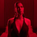 Mel Lisboa Instagram - Confira o Trailer Oficial do filme “Foram os Sussurros Que Me Mataram” estrelado por Mel Lisboa. Escrito e Dirigido por Arthur Tuoto. 09 de Maio nos Cinemas. Sinopse / Ingrid Savoy, uma celebridade prestes a entrar em um reality show, passa seus dias confinada em um quarto de hotel. Entre visões premonitórias, um ataque de paparazzi e atentados anarquistas que rebentam pela cidade, a artista vive a constante iminência de um escândalo. Edição: @byronemes A EQUIPE QUE FEZ TUDO ACONTECER Elenco @mellisboa @carlinhaerodrigues @caomentecapto @isabelaslago @pedrohsgaeta @patricksampaiogram Roteiro e Direção @arthurtuoto Produção @grafoaudiovisual @antoniorgjunior Produção Executiva @raierodrigues @borgesgpf @fabi_p13 Financeiro @millenamafra @kevin.Iso Direção de Produção @maxleean @andreibuenocarvalho @dadiaguiar @victoria_spitzner @arnon.nogueira Catering @levaummimo @fantinjana @rosefonseca80 Equipe de Direção @jessicacandalsato @anactrn @prifranzoi @louisefiedler @is.a.bele Produção de Elenco @jaciararrocha @vv.vanessavieira Fotografia Eduardo Azevedo @rsogata @biancaono @_guidelamuta @sofiaatoso Still @isalanave Elétrica e Maquinaria @mapelobo @gusprr sandrodclobo Arte @anabona_ @sofiasuplicy @kijeux @larissalarissa__ @g0livo @guenialemos @fefexter Duda Cura @milenabaoba @michelkuchnier Figurino @igorurban @camilaribasr Caracterização @giu.genari @giuliameschino Efeitos Especiais @rodrigoaragaofx @fabricio.slr Som @tulioborges.wav @carmenagulham Trilha Sonora Original @felipe_ayres Montagem @aristeuaraujo @raicastor Pós-Produção de Imagem @ondafinalizacao Pós-Produção de Som @offbeataudio @alerogoski Dennys Rocha Making of @destilariatv Distribuição @olharfilmes_ @argelmedeiros @paulagomes___ @byronemes @lucastoledo_br @karina.falmeida laremi.paixao @alymuritiba #ForamOsSussurrosQueMeMataram #TodosFazemParteDoJogo