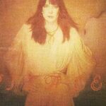 Mel Lisboa Instagram - Falta pouco pra estreia de ‘Rita Lee – Uma Autobiografia Musical’ e olha que incrível essa recriação de Mel Lisboa da icônica capa do disco lançado por Rita Lee em 1980! Dez anos depois do sucesso ‘Rita Lee Mora ao Lado’, Mel Lisboa volta a interpretar a roqueira-mor em um espetáculo inédito, desta vez inspirado na autobiografia da cantora, lançada em 2016. O texto de Rita, numa narrativa envolvente e perfeita para um musical biográfico, conta do primeiro disco voador avistado por ela ao último porre. Sem se poupar, ela fala da infância e dos primeiros passos na vida artística; de Mutantes e de Tutti-Frutti; de sua prisão em 1976, na ditadura; do encontro de almas com Roberto de Carvalho; das músicas e dos discos clássicos; do ativismo pelos direitos dos animais; dos tropeços e das glórias. Ao lado de Mel, estão no elenco Bruno Fraga, Fabiano Augusto, Carol Portes, Debora Reis, Flavia Strongolli, Yael Pecarovich, Antonio Vanfill, Gustavo Rezê e Roquildes Junior. Com roteiro e pesquisa de Guilherme Samora, direção de Marcio Macena e Débora Dubois e direção musical de Marco França e Marcio Guimarães, o espetáculo estreia dia 26 de Abril no Teatro Porto, em São Paulo. Últimos ingressos à venda em sympla.com.br (Foto de Priscila Prade, com figurino de Carol Lobato e visagismo de Anderson Bueno) #cenamusical #teatromusical #musicais #teatro #musical #broadway #broadwaymusical #cultura #theatre #musicaltheatre #agendacultural #saopaulo #ritalee #mellisboa #ritaleeumaautobiografiamusical