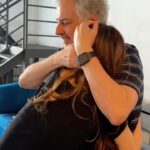 Mel Lisboa Instagram - Roberto de Carvalho emocionou o elenco de @ritaleeumaautobiografiamusical ao assistir a um ensaio 💙 @mellisboa (Rita) e @brfraga (Roberto) celebraram a presença de Roberto. Roberto fala sobre a experiência de assistir a tudo em primeira mão: “Ah, que delícia me deparar com essa caixinha de surpresas. É como contemplar por frestas invisíveis a história do meu amor, a nossa história, encenada por uma garotada tão talentosa, afinadíssima no sentido musical e espiritual, e viajar no tempo e no espaço para outras épocas em que a vida era tão intensa para nós dois e tantos personagens materializados ali. A Rita (Mel) e o Roberto (Bruno) são um show à parte. Num certo sentido, um aprimoramento do discurso. Tudo tão vibrante, kaleidoscópico. Vambora nessa viagem. Eu vou na primeira fila!”. Para Mel, esse dia a marcou para sempre. “Ainda estou processando a emoção que foi fazer o ensaio de ‘Rita Lee: uma autobiografia musical” para o Roberto de Carvalho. Peça ainda em construção. Sem peruca, sem figurino, sem adereços, mas inteira de coração. Olhos fixos nos olhos dele que, de muito perto, sorriam e marejavam. Uma honra indescritível poder fazer parte de tudo isso.” Bruno confessa que estava muito nervoso: “Mas Roberto foi tão bacana, tão receptivo e amoroso que passou! Além de ter sido superemocionante, eu me senti superabraçado por ele!”
