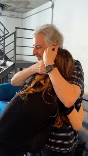 Mel Lisboa Instagram - Roberto de Carvalho emocionou o elenco de @ritaleeumaautobiografiamusical ao assistir a um ensaio 💙 @mellisboa (Rita) e @brfraga (Roberto) celebraram a presença de Roberto.
Roberto fala sobre a experiência de assistir a tudo em primeira mão: “Ah, que delícia me deparar com essa caixinha de surpresas. É como contemplar por frestas invisíveis a história do meu amor, a nossa história, encenada por uma garotada tão talentosa, afinadíssima no sentido musical e espiritual, e viajar no tempo e no espaço para outras épocas em que a vida era tão intensa para nós dois e tantos personagens materializados ali. A Rita (Mel) e o Roberto (Bruno) são um show à parte. Num certo sentido, um aprimoramento do discurso. Tudo tão vibrante, kaleidoscópico. Vambora nessa viagem. Eu vou na primeira fila!”.

Para Mel, esse dia a marcou para sempre. “Ainda estou processando a emoção que foi fazer o ensaio de ‘Rita Lee: uma autobiografia musical” para o Roberto de Carvalho. Peça ainda em construção. Sem peruca, sem figurino, sem adereços, mas inteira de coração. Olhos fixos nos olhos dele que, de muito perto, sorriam e marejavam. Uma honra indescritível poder fazer parte de tudo isso.”

Bruno confessa que estava muito nervoso: “Mas Roberto foi tão bacana, tão receptivo e amoroso que passou! Além de ter sido superemocionante, eu me senti superabraçado por ele!”
