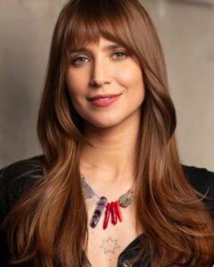 Mel Lisboa Instagram - @mellisboa de look novo por @morganaroch_ ✨✨ Corte longo com leves camadas para dar movimento e uma franja #brigitte, mais longa e super versátil. Uma moldura super charmosa pra quando os fios estiverem presos e muita personalidade! Aprovado por vocês? Make @marcosherai / Fotos @yoougroup
