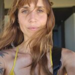 Mel Lisboa Instagram - 42 voltas hoje. Esta sou eu, não exatamente hoje, mas há uns 40 dias. Esta sou eu, sem truques, mas adornada pela luz e pelo vento da Bahia. Nas fotos, não muito se vê. Mas esta sou eu. Repleta de contradições. Estrela de 7 pontas tatuada no peito. Hoje faço 42 anos. Idade redonda, bonita. Eu gosto. Hoje é o 1o dia do meu ano, e o resto da minha vida me aguarda. Que seja doce. Beijo em vocês da caprica dezessetedejaneiriana peso-pesado aqui 🐐❤️