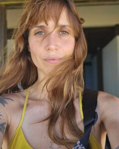 Mel Lisboa Instagram - 42 voltas hoje. Esta sou eu, não exatamente hoje, mas há uns 40 dias. Esta sou eu, sem truques, mas adornada pela luz e pelo vento da Bahia. Nas fotos, não muito se vê. Mas esta sou eu. Repleta de contradições. Estrela de 7 pontas tatuada no peito. Hoje faço 42 anos. Idade redonda, bonita. Eu gosto. Hoje é o 1o dia do meu ano, e o resto da minha vida me aguarda. Que seja doce. Beijo em vocês da caprica dezessetedejaneiriana peso-pesado aqui 🐐❤️