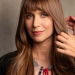 Mel Lisboa Instagram - @mellisboa de look novo por @morganaroch_ ✨✨ Corte longo com leves camadas para dar movimento e uma franja #brigitte, mais longa e super versátil. Uma moldura super charmosa pra quando os fios estiverem presos e muita personalidade! Aprovado por vocês? Make @marcosherai / Fotos @yoougroup