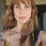Mel Lisboa Instagram - 42 voltas hoje. Esta sou eu, não exatamente hoje, mas há uns 40 dias. Esta sou eu, sem truques, mas adornada pela luz e pelo vento da Bahia. Nas fotos, não muito se vê. Mas esta sou eu. Repleta de contradições. Estrela de 7 pontas tatuada no peito. Hoje faço 42 anos. Idade redonda, bonita. Eu gosto. Hoje é o 1o dia do meu ano, e o resto da minha vida me aguarda. Que seja doce. Beijo em vocês da caprica dezessetedejaneiriana peso-pesado aqui 🐐❤️