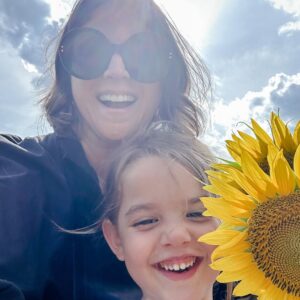 Melanie Paxson Instagram - Every once in a while we head outside to appreciate nature's beauty... 🌻 All smiles on this Tuesday morning!

#melaniepaxson #actress #descendants #descendants2 #descendants3 #savingmrbanks #disney #disneylove #charleston #charlestonliving #chs #familytime #sunflowers #outdoors #tuesdaymorning