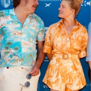 Mélanie Thierry Instagram - Elles sont pas mal assorties ces chemises .. on pourrait se dire que l on quitte la plage et aller direct au photocall d Angoulême .. , et les chansons de Philippe Katerine résonnent dans le film Tralala , tout comme celles de @jeannecherhal @bertrand_belin @etienne.daho @kerenannmusic @dominiquea @seinlavie