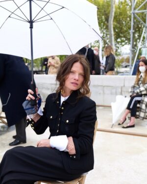 Mélanie Thierry Instagram - Au défilé @chloe , hier , C était étrange  cette ambiance de fashion show , on se demande un peu ce qu on fout la ,  en plus il flotte . 
Et puis , Natacha  nous offre à voir , quelque chose de très émouvant , de si sensible , un spectacle singulier qui donne de la perspective à tout ce bazar que l’on traverse . Natacha a toujours un point d avance . C était un bel échappatoire . Merci @nramsaylevi @tatsuparis @etiennesekola