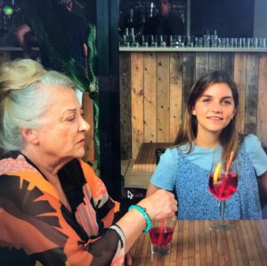 Mélanie Thierry Instagram - Clap de fin , on a quitté Lourdes , des bidons d eau de la source , des vierges à gogos dans les bagages !!
On était heureux au pied de la montagne , une fine équipe #les frères Larrieu , @seinlavie #mathieuamalric @josianebalaskooff @bertrand_belin @galateabellugi #denislavant#arnaudlarrieu #jeanmarielarrieu