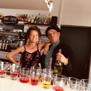 Mélanie Thierry Instagram - Clap de fin , on a quitté Lourdes , des bidons d eau de la source , des vierges à gogos dans les bagages !!
On était heureux au pied de la montagne , une fine équipe #les frères Larrieu , @seinlavie #mathieuamalric @josianebalaskooff @bertrand_belin @galateabellugi #denislavant#arnaudlarrieu #jeanmarielarrieu