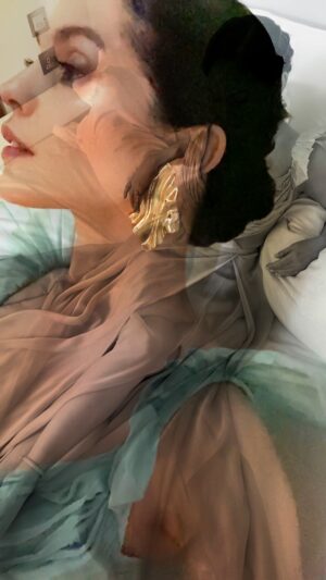 Melanie Zanetti Instagram - @diegospadaro kindly joined Veronica and I at the Gabriel's Redemption premiere, filmed and put together this BTS 🎥 you are an absolute gem! 💎

Styling @veronicaspadaro @madetomeasurenyc ✨
Make up @lipstickkelly 💄
Hair @lukepluckrose 🧜🏻‍♀️
Filming @diegospadaro @49th.floor 🎥