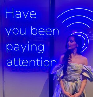 Melanie Zanetti Instagram - Had a blast being the guest quizmaster on #hybpa tonight on @channel10au 💙✨ wearing @leolin_official ✨ @officialblueytv