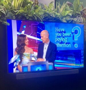Melanie Zanetti Instagram - Had a blast being the guest quizmaster on #hybpa tonight on @channel10au 💙✨ wearing @leolin_official ✨ @officialblueytv
