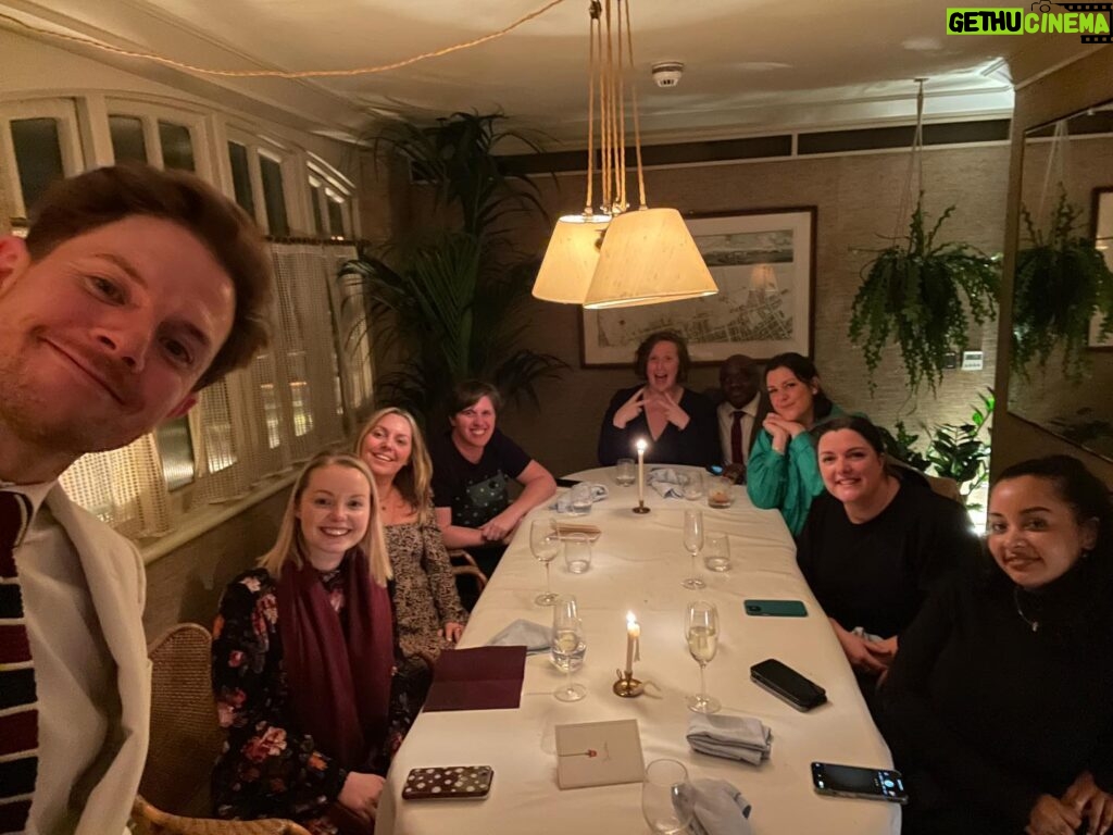 Melanie Lynskey Instagram - Am late as usual to post, but just wanted to say I had the loveliest whirlwind trip to London last week to do press for @yellowjackets. Every journalist I spoke to was thoughtful and kind. The @paramountplusuk team are all so wonderful! What a bunch of angels! Here we all are having a delicious farewell dinner @chilternfirehouse. We asked our waiter Dan to be in the picture because Dan was delightful and hilarious, Dan is a star and we all loved him a lot. My thanks to @firmdale_hotels Soho Hotel for a beautiful room that was both luxurious and cosy. Thank you to all the very sweet flight attendants on @british_airways especially Barrie, what a love. Anyway just wanted to say what a nice time it was! Thank you London and thank you Paramount Plus UK team and my amazing publicist @bri_face_killa for making it all so easy. 💕💖💕