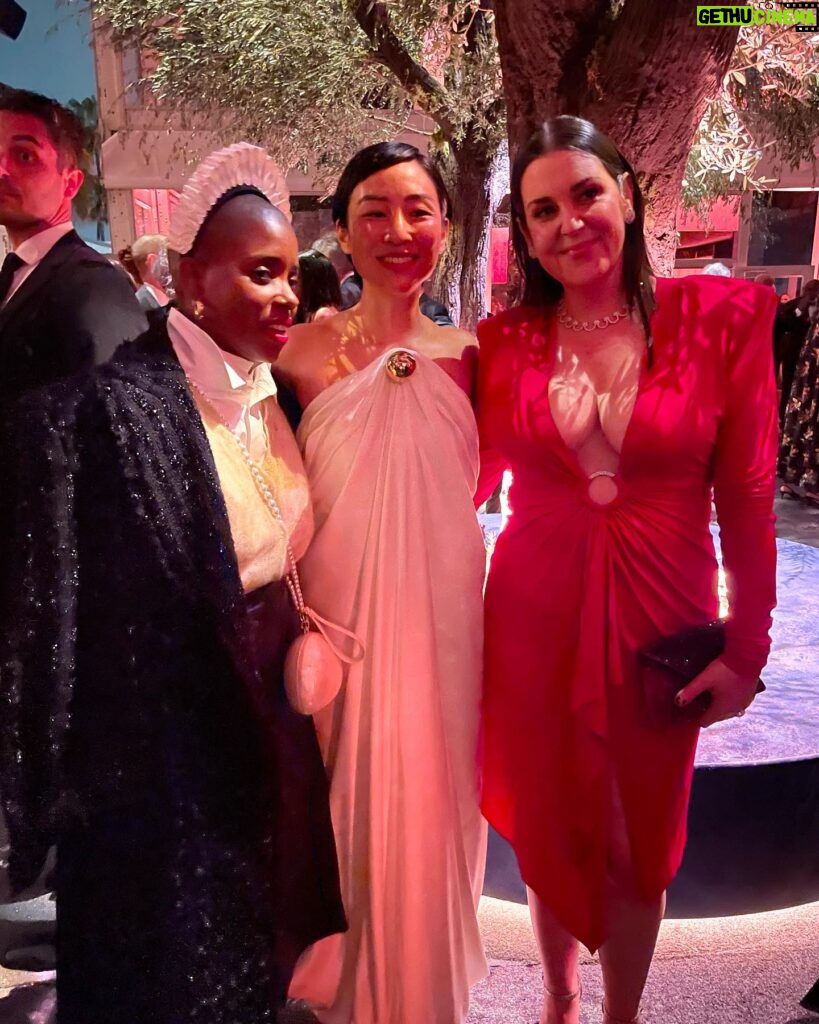 Melanie Lynskey Instagram - An absolute honour to get to attend the most surreal/epic/fun party of the year, #vanityfairoscarparty. My eternal thanks to @stephensollitto and @tedgibson for being so kind, fun, talented and willing to do something different. Thank you @nailsbyshige for the beautiful manicure! THANK YOU @periellenb for your amazing taste and to the amazing @martinkatzjewels for this insane necklace, ring, earrings and bracelet. Beautiful @tylerellisofficial bag, thanks as always @aimeecarpenter17 !! @alexandrevauthier dress @jimmychoo shoes which were so comfy especially after Steve walked around in them. Thanks to my poppet @magslawslawson for being such a fun date. Thanks to @sophie.a.miller for an incredibly long day babysitting. And finally thanks to my stylist and friend @misha_rudolph_stylist for being bold and beautiful and for running all over town with a sniffly seven year old ❤️❤️❤️ Loved seeing @janicza and Greta and @mattdrav my friend of 30 years !! Loved getting to hug my Quackleens and seeing the glowy sweet faces of @katebosworth and @justinlong. Thank you to my new friend @renatereinsve for being the best ever person to wait in a long line with 💕💕💕