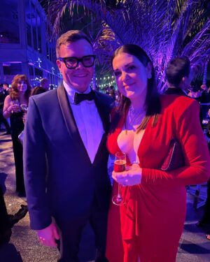 Melanie Lynskey Instagram - An absolute honour to get to attend the most surreal/epic/fun party of the year, #vanityfairoscarparty. My eternal thanks to @stephensollitto and @tedgibson for being so kind, fun, talented and willing to do something different. Thank you @nailsbyshige for the beautiful manicure! THANK YOU @periellenb for your amazing taste and to the amazing @martinkatzjewels for this insane necklace, ring, earrings and bracelet. Beautiful @tylerellisofficial bag, thanks as always @aimeecarpenter17 !! @alexandrevauthier dress @jimmychoo shoes which were so comfy especially after Steve walked around in them. Thanks to my poppet @magslawslawson for being such a fun date. Thanks to @sophie.a.miller for an incredibly long day babysitting. And finally thanks to my stylist and friend @misha_rudolph_stylist for being bold and beautiful and for running all over town with a sniffly seven year old ❤️❤️❤️
Loved seeing @janicza and Greta and @mattdrav my friend of 30 years !! Loved getting to hug my Quackleens and seeing the glowy sweet faces of @katebosworth and @justinlong. Thank you to my new friend @renatereinsve for being the best ever person to wait in a long line with 💕💕💕