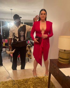Melanie Lynskey Instagram - An absolute honour to get to attend the most surreal/epic/fun party of the year, #vanityfairoscarparty. My eternal thanks to @stephensollitto and @tedgibson for being so kind, fun, talented and willing to do something different. Thank you @nailsbyshige for the beautiful manicure! THANK YOU @periellenb for your amazing taste and to the amazing @martinkatzjewels for this insane necklace, ring, earrings and bracelet. Beautiful @tylerellisofficial bag, thanks as always @aimeecarpenter17 !! @alexandrevauthier dress @jimmychoo shoes which were so comfy especially after Steve walked around in them. Thanks to my poppet @magslawslawson for being such a fun date. Thanks to @sophie.a.miller for an incredibly long day babysitting. And finally thanks to my stylist and friend @misha_rudolph_stylist for being bold and beautiful and for running all over town with a sniffly seven year old ❤️❤️❤️
Loved seeing @janicza and Greta and @mattdrav my friend of 30 years !! Loved getting to hug my Quackleens and seeing the glowy sweet faces of @katebosworth and @justinlong. Thank you to my new friend @renatereinsve for being the best ever person to wait in a long line with 💕💕💕