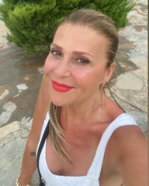Melek Şahin Instagram - Günaydın☀️çocukluğumdan beri üretmeyi yeni enerjileri çok severim. Hele ki çocuklar, doğa ve hayvanlar söz konusu ise tatil falan dinlemem. @melekhareketi sayfamı takip edenler bilir.  Buraya @avenuebodrumavm de 3 gündür dolu dolu geçen etkinlik postları bırakıyorum 💚✨ ve bırakmaya devam edeceğim😇 26 ağustos dan itibaren (benim doğum günüm🤭) eylül ve ekim ayı boyunca izmir, Bodrum, samsun ve istanbulda festivaller kapsamında ve ayrıca izmirde @kidscampuscafe de birbirinden eğlenceli ebeveynli ve çocuklu drama ve atölye çalışmalarıyla birlikte olacağız. tüm patili patisiz çocuklar ve ebevynler şimdiden duysun😻 şimdiden not edeniz ve çevrenize duyurunuz📌

 📣 ✨📣✨📣✨📣

Tüm tarihleri ve şehirleri ve afişleri her iki sayfamda duyuru olarak mutlaka paylaşağım😇

📌@bodrum_patifestivali
26-27 AĞUSTOS

📌 @kidscampuscafe 
30 AĞUSTOS / 2-3 EYLÜL

Beni memleketimde sevgiyle ağırlayan ve projeme destek olan kapılarını açan tüm doğa ve hayanseverlere 🌱🐾
@baskabirbodrum ve 
@avenuebodrumavm ye çook teşekkür ediyorum💙 

Herkese mutlu pazarlar🍒

#etkinlik 
#doğavehayvansevgisi 
#başkabirbodrum 
#avenuebodrumavm