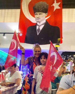 Melek Şahin Instagram - Dünümüzde… 
Bugünümüzde…
Yarınımızda…
HEP SEN VARSIN❤️♾️
CUMHURİYET BAYRAMIMIZ KUTLU OLSUN 🇹🇷🇹🇷🇹🇷🇹🇷🤍🤍🤍🤍🎈🎈🎈
#atatürk 
#cumhuriyet100yaşında