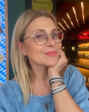 Melek Şahin Instagram - Bugünde canım İzmirimde hayat güzeldi💎🧿✨
