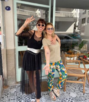 Melek Şahin Instagram - Oysaki bugün sadece kahve içmek için gitmiştim. Dövmelendimde çıktım😂🤩 iyide oldu uzun zamandır hem wody kuzumun, hem bir pati hemde bir lotus dövmesi istiyordum. Hepsini tek bir modelde çiziverdi canım @horu.gizemozcan♥️

Üstelik çok güzel bir iyilik hareketinde bulundu 👼 
📣İzmirde dövme yaptırmak isteyen kim varsa koşarak dövme yaptırmaya gitsin çünkü bu hafta yapılacak dövmelerin tüm geliri patili çocuklarıma gidecek haberiniz olsun🙏🏼😇🤍🐾 çok seviyorum seni canım Hörü😘

@horuinkdovme 🌈✨🌈 

(Hörü anlamı melek👼)

@melekhareketi 

#izmir #tatoo #dövme 

Sizde bir iyilik yapabilirsiniz 😉