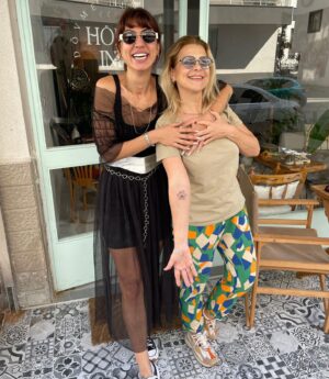 Melek Şahin Instagram - Oysaki bugün sadece kahve içmek için gitmiştim. Dövmelendimde çıktım😂🤩 iyide oldu uzun zamandır hem wody kuzumun, hem bir pati hemde bir lotus dövmesi istiyordum. Hepsini tek bir modelde çiziverdi canım @horu.gizemozcan♥️

Üstelik çok güzel bir iyilik hareketinde bulundu 👼 
📣İzmirde dövme yaptırmak isteyen kim varsa koşarak dövme yaptırmaya gitsin çünkü bu hafta yapılacak dövmelerin tüm geliri patili çocuklarıma gidecek haberiniz olsun🙏🏼😇🤍🐾 çok seviyorum seni canım Hörü😘

@horuinkdovme 🌈✨🌈 

(Hörü anlamı melek👼)

@melekhareketi 

#izmir #tatoo #dövme 

Sizde bir iyilik yapabilirsiniz 😉