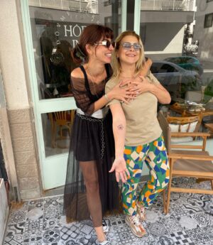 Melek Şahin Instagram - Oysaki bugün sadece kahve içmek için gitmiştim. Dövmelendimde çıktım😂🤩 iyide oldu uzun zamandır hem wody kuzumun, hem bir pati hemde bir lotus dövmesi istiyordum. Hepsini tek bir modelde çiziverdi canım @horu.gizemozcan♥️

Üstelik çok güzel bir iyilik hareketinde bulundu 👼 
📣İzmirde dövme yaptırmak isteyen kim varsa koşarak dövme yaptırmaya gitsin çünkü bu hafta yapılacak dövmelerin tüm geliri patili çocuklarıma gidecek haberiniz olsun🙏🏼😇🤍🐾 çok seviyorum seni canım Hörü😘

@horuinkdovme 🌈✨🌈 

(Hörü anlamı melek👼)

@melekhareketi 

#izmir #tatoo #dövme 

Sizde bir iyilik yapabilirsiniz 😉