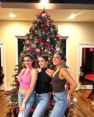 Melina Kanakaredes Instagram - From my family to all …. Happy Healthy and WONDERFUL New Year!!! Sending love light and peace to all!!♥️🙏🏻
