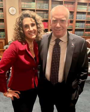 Melina Kanakaredes Instagram - Here are some fun behind the scenes shots of @sho_billions I had the BEST time playing Nancy Dunlop on the final season of this amazing show!! If you haven’t already, please stream on @showtime @paramountplus Nancy is introduced in episode 8 The Owl. ♥️