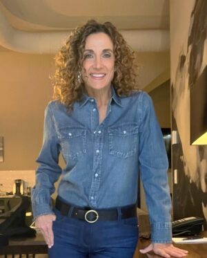 Melina Kanakaredes Instagram - Here are some fun behind the scenes shots of @sho_billions I had the BEST time playing Nancy Dunlop on the final season of this amazing show!! If you haven’t already, please stream on @showtime @paramountplus Nancy is introduced in episode 8 The Owl. ♥️