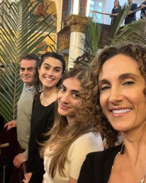 Melina Kanakaredes Instagram - Happy Palm Sunday for my Greek Orthodox friends and Happy and Blessed Easter for those who celebrate today! Καλή ανάσταση!!✝️🌸🌷🌻🌼💐