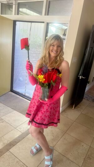 Melinda Hill Instagram - Stop trying 2 make a bouquet fm red flags… 🚩 
Learn how tonight at my show 🎤 
Sedona Hot Yoga 7sharp
Gorgeous red flags made by my brilliant friend @rockellestar 
#selflove #slay #slayqueen @redflags #narcissist 
#comedy #standup
