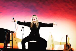 Melinda Hill Instagram - Hollywood Forever 8.27.23 #Feelgoodcomedy 🎤 
Fab photos by @debidelgrande 📸 
Thanks for having me @thejoywolfe @honeytwat 💎
What a fun & special night 🌟 
#actionshots #comedy #comedian
#physicalcomedy #comedienne #standupcomedy #standupcomedyindonesia