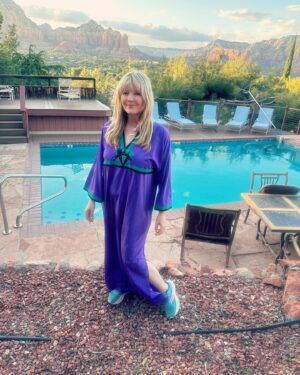 Melinda Hill Instagram - Made it to Sedona! And immediately started dressing like a cult leader 🤷‍♀️♦️
#WelcomeToTheVortex
#Sedona #crystal #kaftan #magic