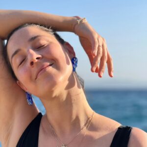 Melis Birkan Instagram - Çoook sıcak bir 2023 yaz gününde (ki hala sıcak), özellikle canım @sebnemkurtul 'un bana düğün hediyesi güzel küpelerini paylaşmak istediğim için çekmistik bu kareleri... İnstagramın en sevdiğim tarafı tasarımcı çok güzel insanlarla tanıştırdı beni.  Şebnem de onlardan biri. İşleri de yüreği kadar güzel arkadaşım, kocaman öpüyor ve geç de olsa çok teşekkür ediyorum🙏💜 
Beyim diye demiyorum, şahane fotoğraf çeker @arasaydinofficial 🩶
#nofilter #nomakeup #nophotoshop #yesnature