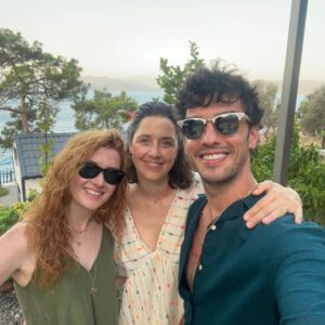 Melis Birkan Instagram - Bir küçük tatil #tbt'si... Bu kardeşleri pek seviyorum @denizaydin @arasaydinofficial🤍🧡 Azıcık sıcaktan bunaldığımız, doğaya ve yıldızlara aşık olup, bakamaya doyamadığımız, bizi gündüz gündüz kıtlayan kara sineklerden kaçmaya çalışırken bu pozları vermeye çalıştığımız, bol yüzdüğümüz, yüzerken bir takım su balesi performansları sergilerdigimiz doğrudur. Ayrıca son videoda olduğu gibi tatildeyim diye çöp,  plastik toplamadığımı düşünmeniz beni üzer 😄🔫🦀