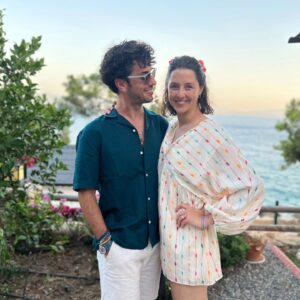 Melis Birkan Instagram - Bir küçük tatil #tbt'si... Bu kardeşleri pek seviyorum @denizaydin @arasaydinofficial🤍🧡 Azıcık sıcaktan bunaldığımız, doğaya ve yıldızlara aşık olup, bakamaya doyamadığımız, bizi gündüz gündüz kıtlayan kara sineklerden kaçmaya çalışırken bu pozları vermeye çalıştığımız, bol yüzdüğümüz, yüzerken bir takım su balesi performansları sergilerdigimiz doğrudur. Ayrıca son videoda olduğu gibi tatildeyim diye çöp,  plastik toplamadığımı düşünmeniz beni üzer 😄🔫🦀