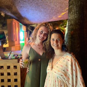 Melis Birkan Instagram - Bir küçük tatil #tbt'si... Bu kardeşleri pek seviyorum @denizaydin @arasaydinofficial🤍🧡 Azıcık sıcaktan bunaldığımız, doğaya ve yıldızlara aşık olup, bakamaya doyamadığımız, bizi gündüz gündüz kıtlayan kara sineklerden kaçmaya çalışırken bu pozları vermeye çalıştığımız, bol yüzdüğümüz, yüzerken bir takım su balesi performansları sergilerdigimiz doğrudur. Ayrıca son videoda olduğu gibi tatildeyim diye çöp,  plastik toplamadığımı düşünmeniz beni üzer 😄🔫🦀