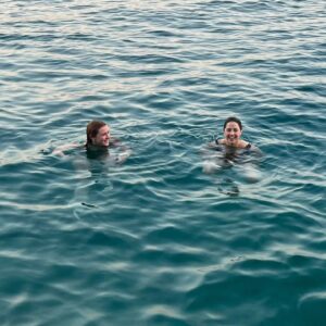 Melis Birkan Instagram - Bir küçük tatil #tbt'si... Bu kardeşleri pek seviyorum @denizaydin @arasaydinofficial🤍🧡 Azıcık sıcaktan bunaldığımız, doğaya ve yıldızlara aşık olup, bakamaya doyamadığımız, bizi gündüz gündüz kıtlayan kara sineklerden kaçmaya çalışırken bu pozları vermeye çalıştığımız, bol yüzdüğümüz, yüzerken bir takım su balesi performansları sergilerdigimiz doğrudur. Ayrıca son videoda olduğu gibi tatildeyim diye çöp,  plastik toplamadığımı düşünmeniz beni üzer 😄🔫🦀