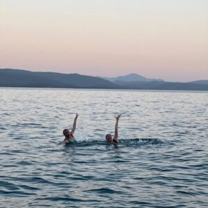 Melis Birkan Instagram - Bir küçük tatil #tbt'si... Bu kardeşleri pek seviyorum @denizaydin @arasaydinofficial🤍🧡 Azıcık sıcaktan bunaldığımız, doğaya ve yıldızlara aşık olup, bakamaya doyamadığımız, bizi gündüz gündüz kıtlayan kara sineklerden kaçmaya çalışırken bu pozları vermeye çalıştığımız, bol yüzdüğümüz, yüzerken bir takım su balesi performansları sergilerdigimiz doğrudur. Ayrıca son videoda olduğu gibi tatildeyim diye çöp,  plastik toplamadığımı düşünmeniz beni üzer 😄🔫🦀