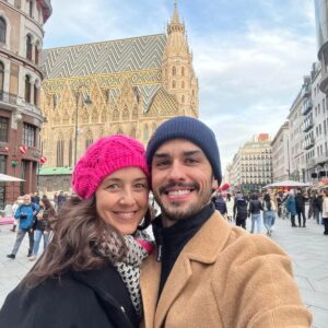 Melis Birkan Instagram - Bu geçen haftanın postu ve bir gurur hikayesidir...! Seninle ne kadar gurur duysam az @arasaydinofficial Nedenini şu an bağıramasam da şahane şeyler yaratıyorsun dünyanın bir ucunda. Bu başarına, heyecanına ortak olmak, aynı yolu birlikte yürümek, birlikte yeni yerler keşfetmek çok ama çok güzel. Ben o anda bunları paylaşmayı pek beceremiyorum, demlendikçe daha anlamlı geliyor çünkü... Daha paylaşacaklarım var... İyi ki sen 🧡 (Sonu sürprizli)